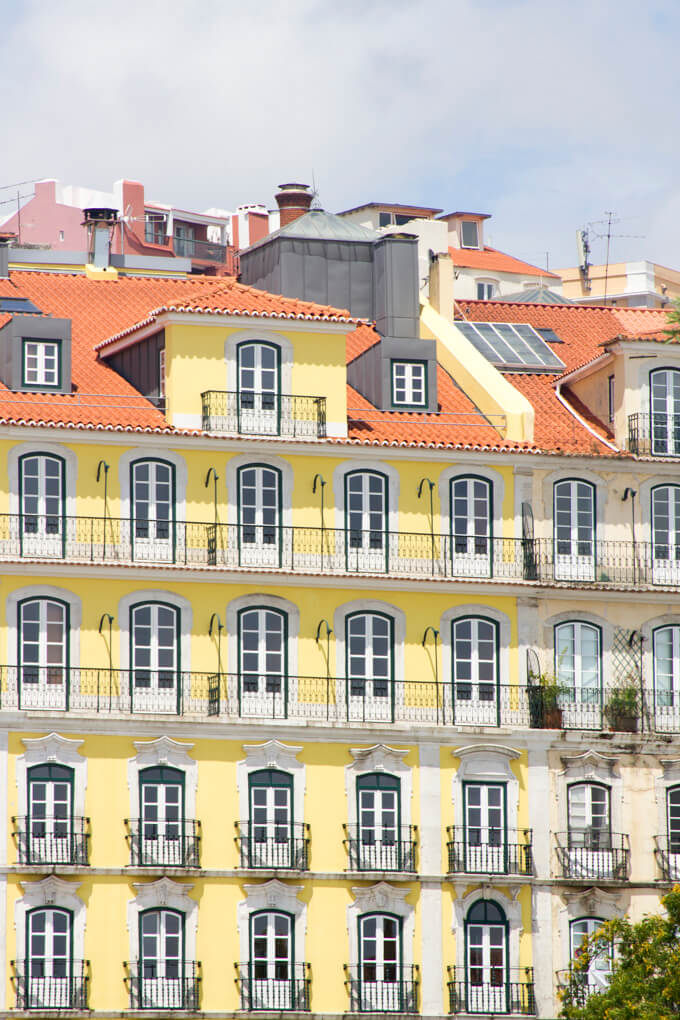 Lissabon building facade by Cattie Coyle Photography