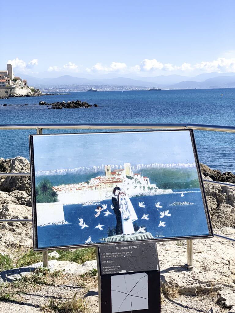 Les amoureux aux remparts by Raymond Peynet - public art on Cap d'Antibes, photographed by Cattie Coyle Photography